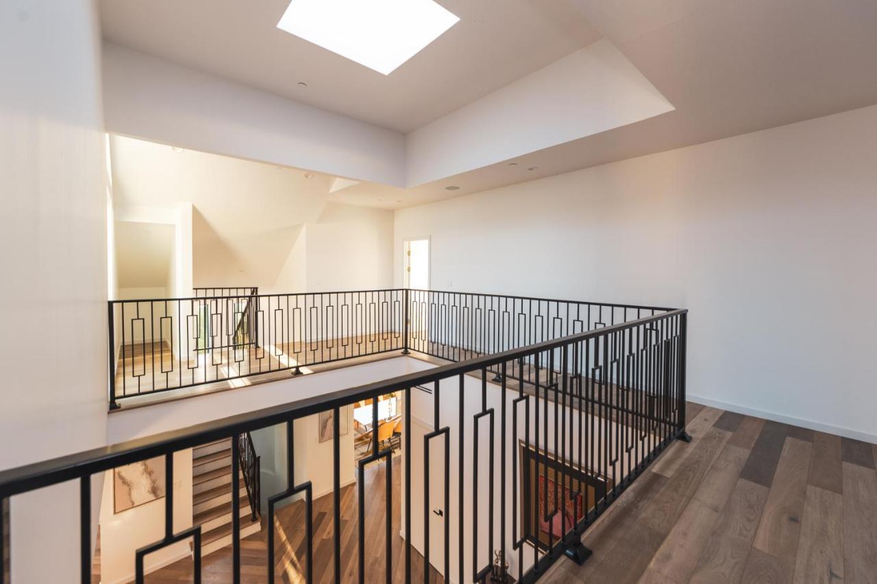 Brand New Luxurious Hollywood Estate 4 Bedroom , 7 Bathrooms 3 Parking Spaces With 360 Views Of La Casa de férias