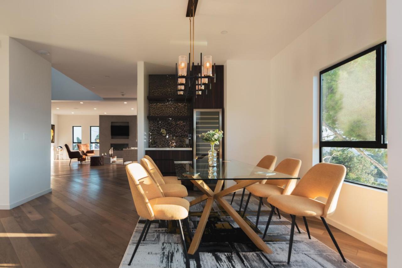 Casa de férias Brand New Luxurious Hollywood Estate 4 Bedroom , 7 Bathrooms 3 Parking Spaces With 360 Views Of La